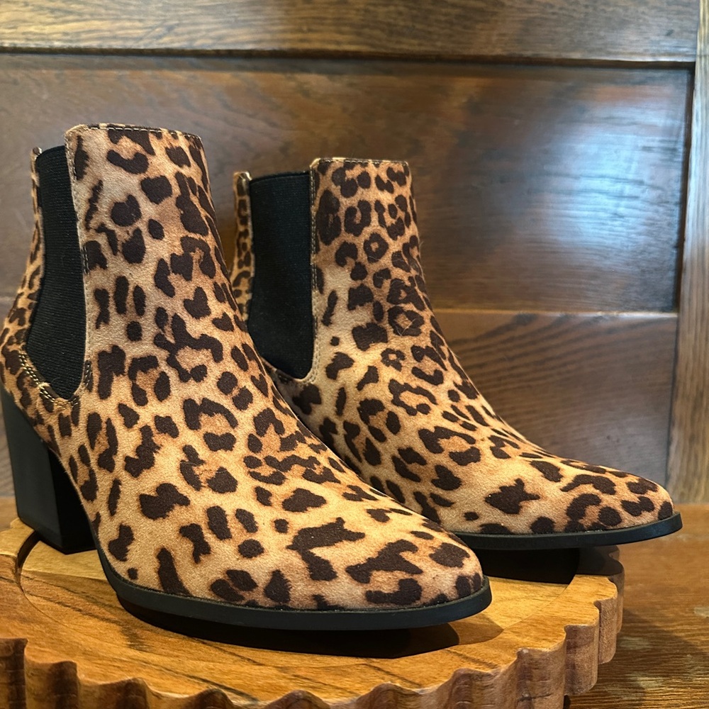 Leopard Print Chelsea Booties - Tan and Black